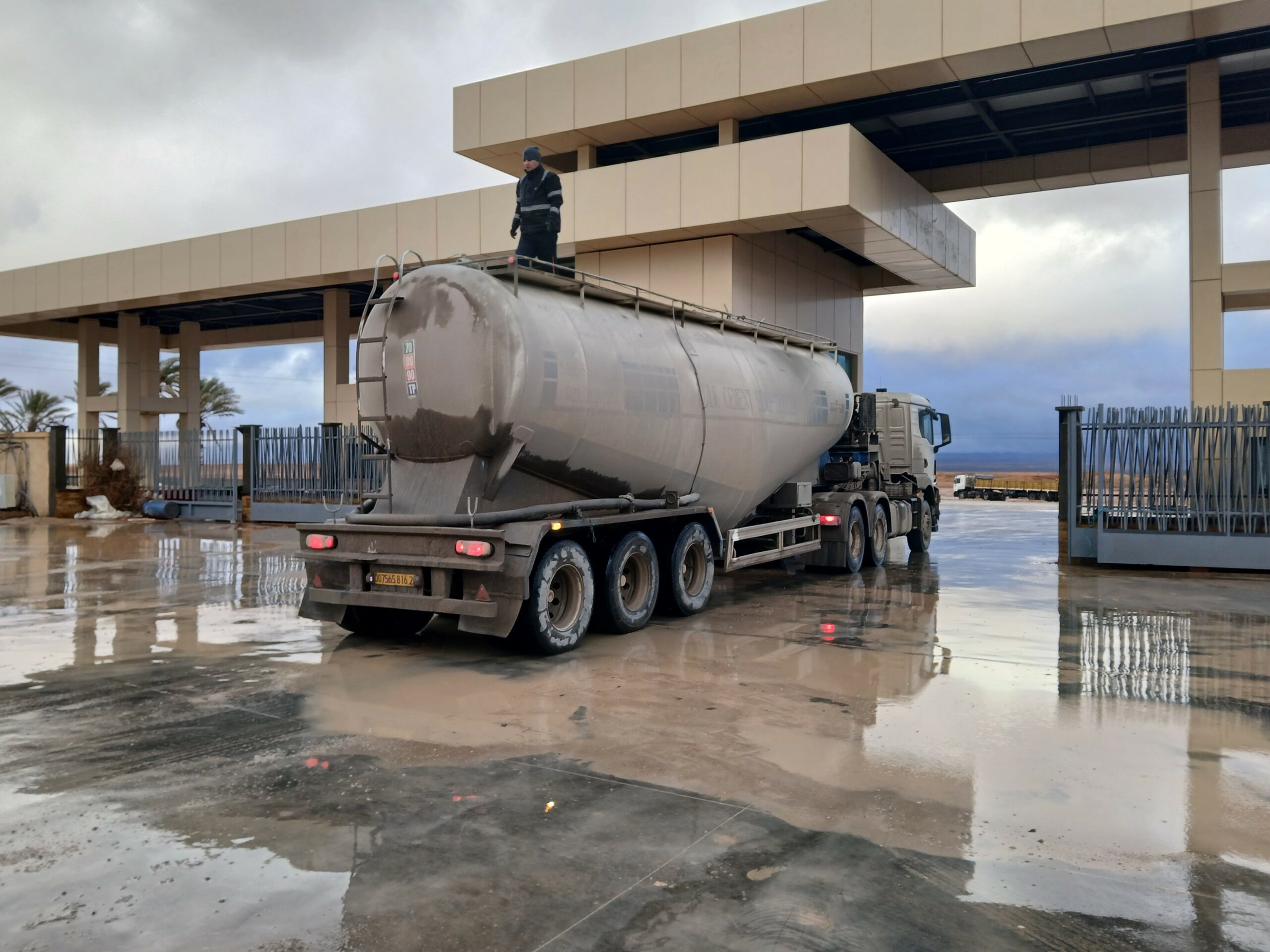 Camion utilisant la zone de pesage automatisée Amouda grâce aux dispositifs de gestion IBITruck