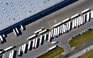 Convoyeurs automatisés pour le transport de matériaux dans une installation industrielle