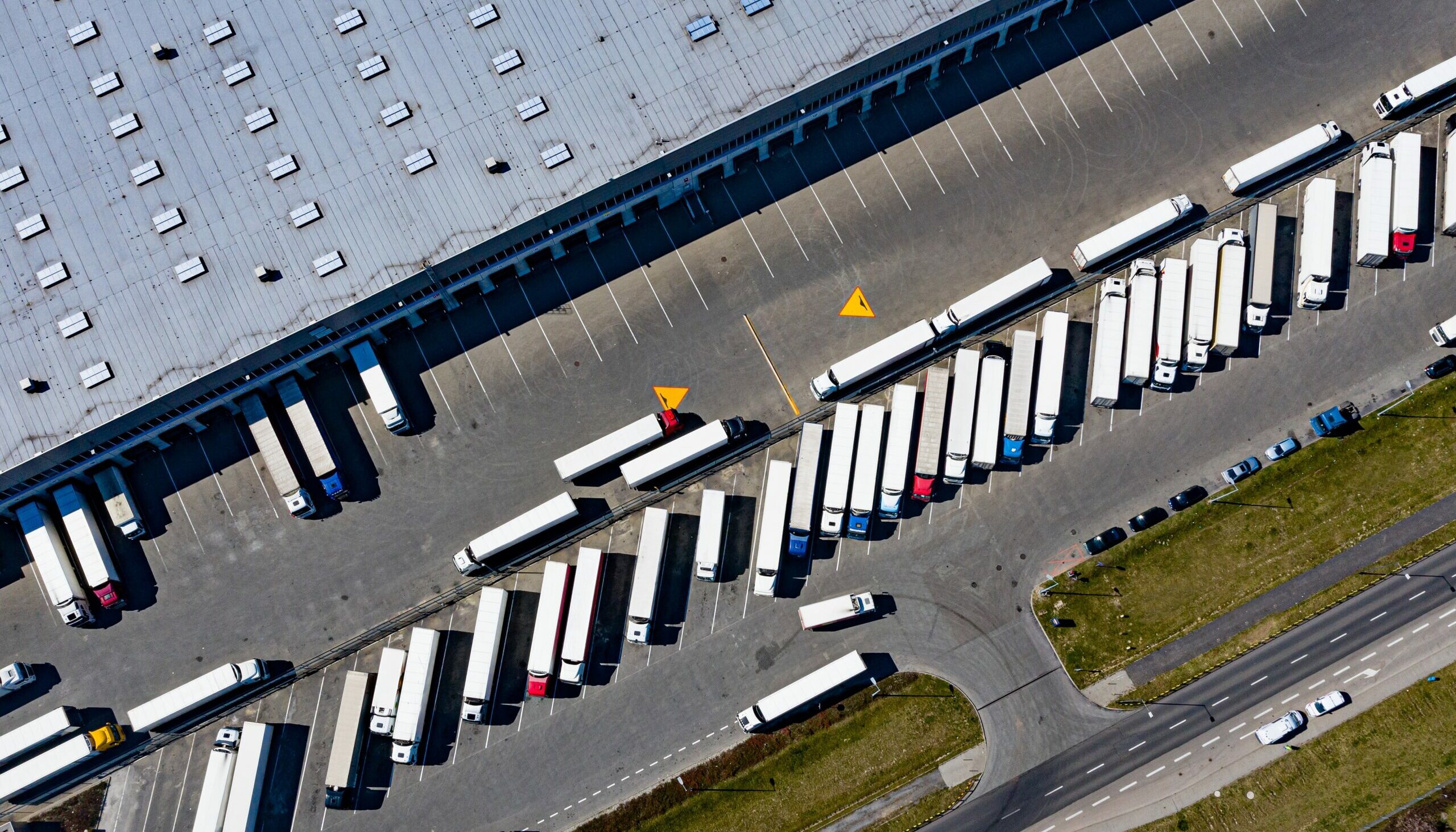 Convoyeurs automatisés pour le transport de matériaux dans une installation industrielle