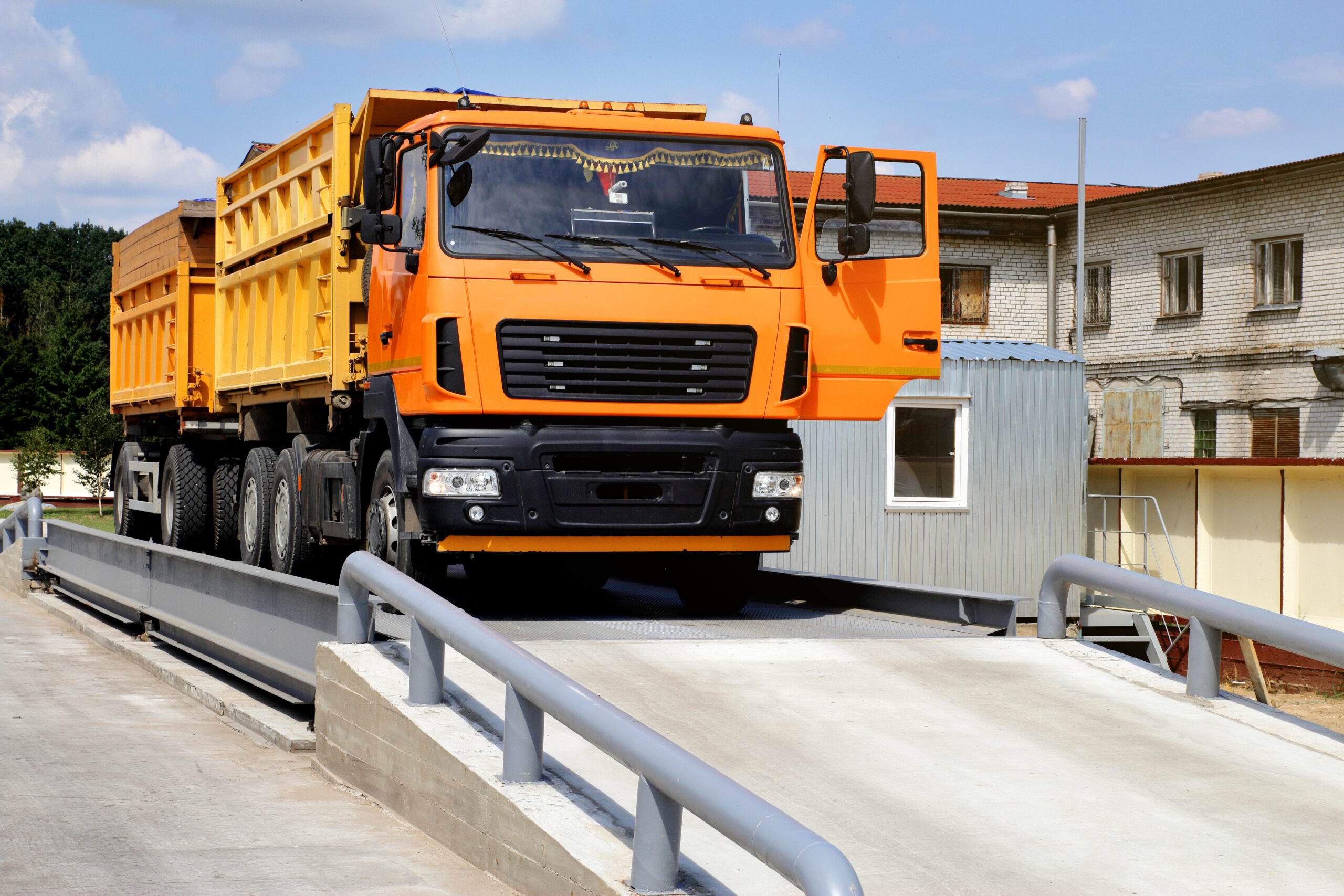 Camion circulant sur un site industriel dédié aux opérations logistiques