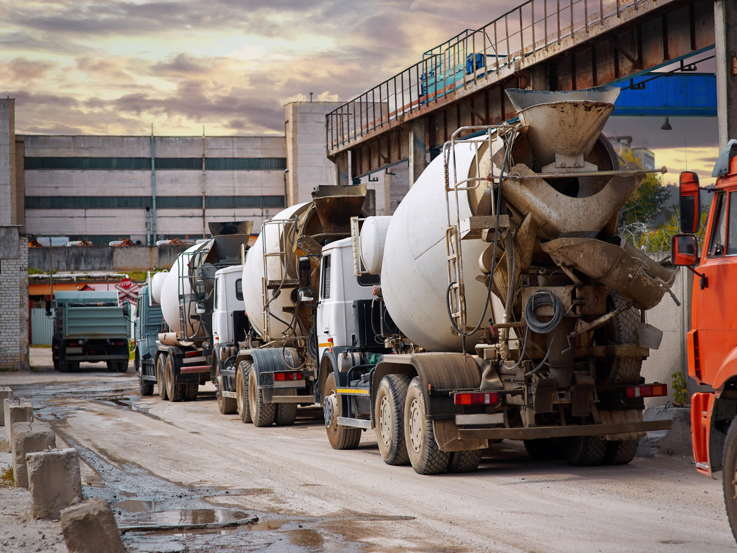 Camions en attente sur une zone industrielle